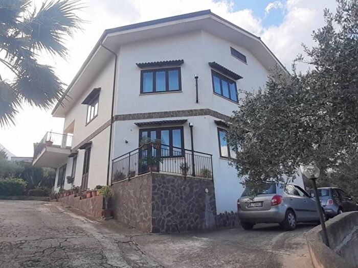 Casa con 6 locali in vendita in Via Milazzo, Fondo Dominici, Carini