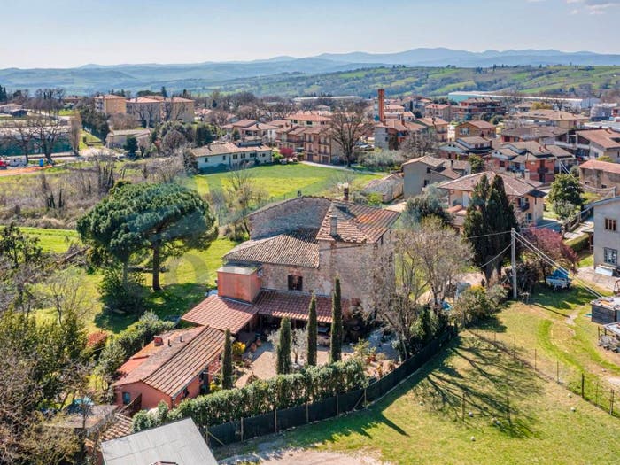 Casa con 6 locali in vendita in Via Vecchia Flaminia, Centro, Massa Martana