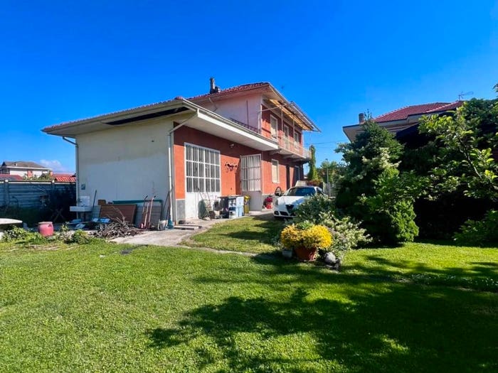 Casa con 6 locali in vendita in Via Guido Rossa, Robassomero
