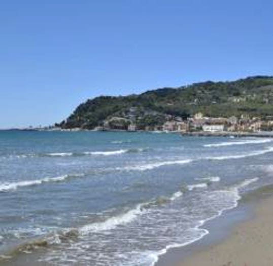 Appartamento trilocale in vendita in Via Case Sparse Regione Chioso, Diano Castello