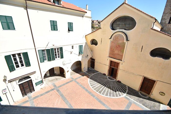 Appartamento trilocale in vendita in Piazza San Martino, Toirano