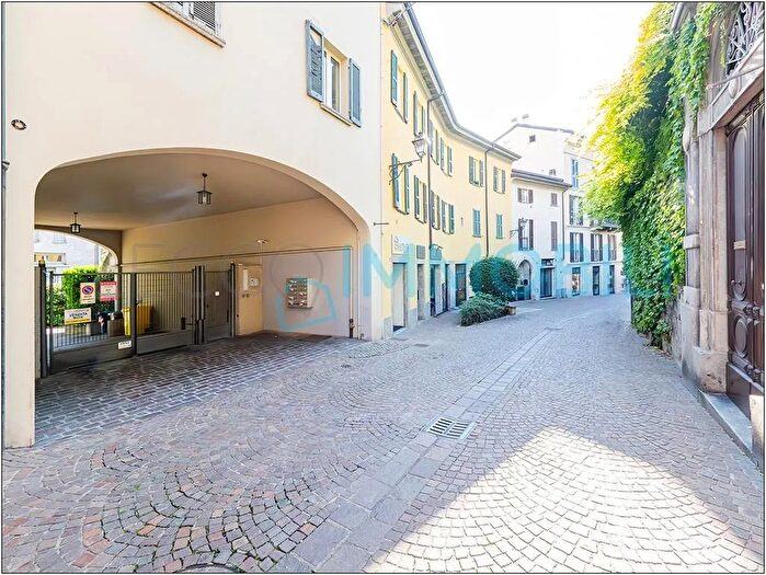 Appartamento trilocale in vendita in Via Bovara, Lecco