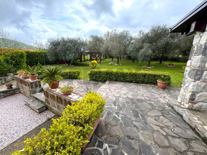 Casa quadrilocale in vendita in Vico Ferradino, Centro, Liberi