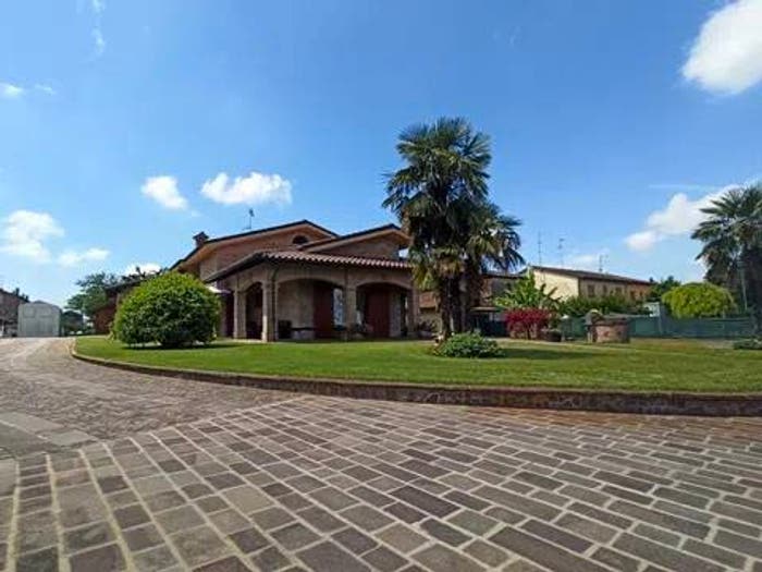Casa con 6 locali in vendita in Frazioni Nord, Cento