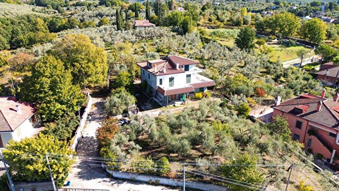 Casa con 7 locali in vendita in Via San Martino, Scandriglia