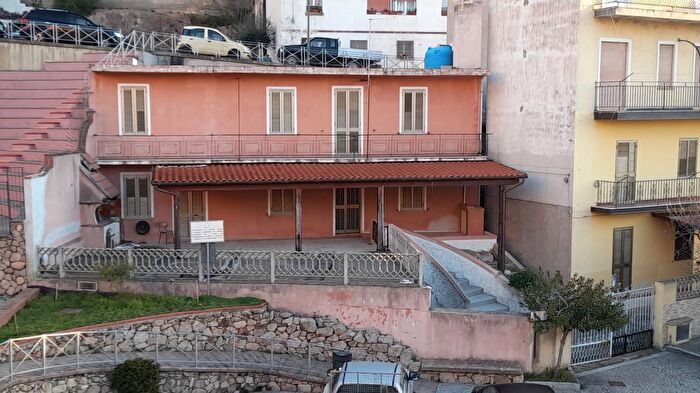 Casa con 6 locali in vendita in Via Fontana, Urzulei