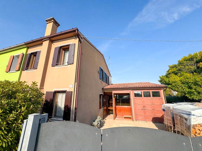 Casa trilocale in vendita in Via Deserto, Deserto, Este