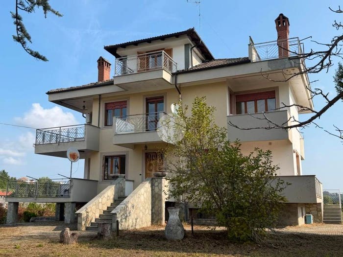Casa con 6 locali in vendita in Viale Cav di Vittorio Veneto, Cantarana