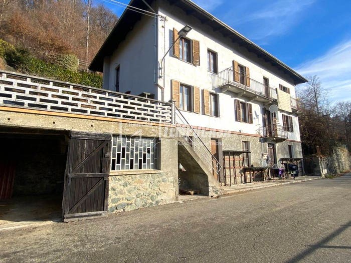 Casa con 6 locali in vendita in Frazione Vecchio, Camandona