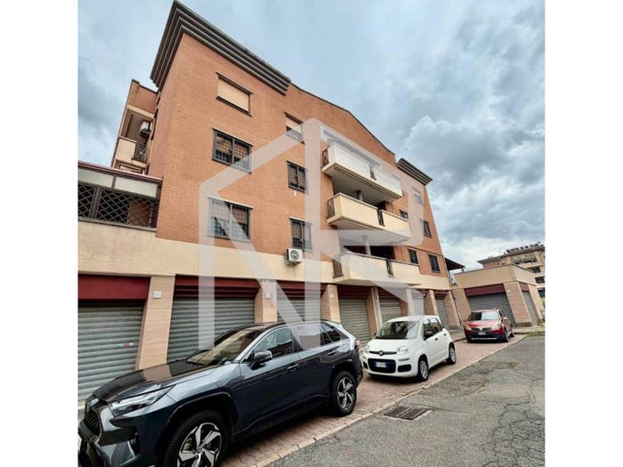Appartamento trilocale in vendita in Largo Montenerodomo, Castelverde, Roma