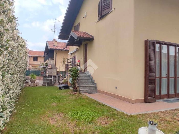 Casa trilocale in vendita in Via Monte Grappa, Centro, Lonate Pozzolo