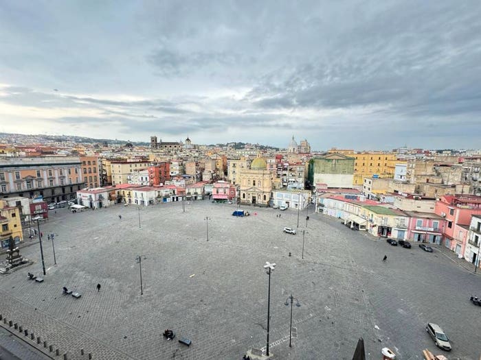 Appartamento con 5 locali in vendita in Piazza Mercato, Mercato, Napoli