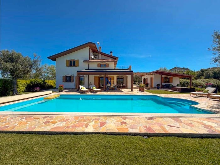 Casa con 6 locali in vendita in Via Sant'Angelo, Bellante
