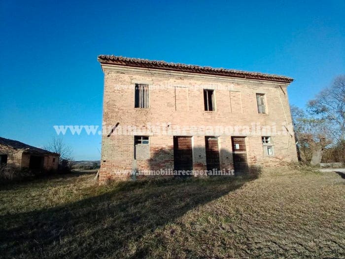 Casa con 6 locali in vendita in Montelupone