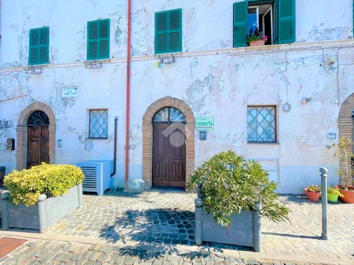 Appartamento trilocale in vendita in Piazza Vittorio Veneto, Latera