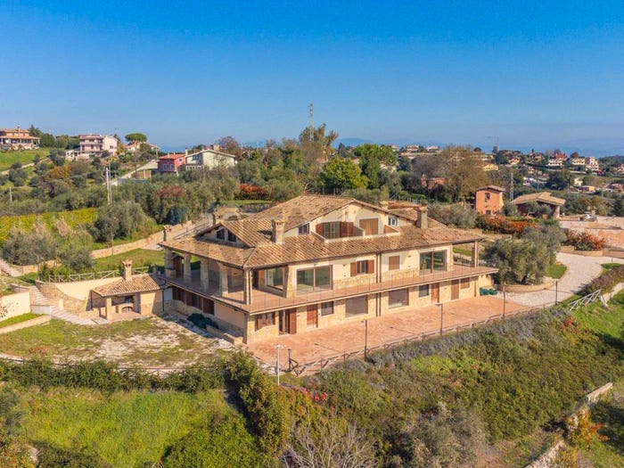 Casa con 6 locali in vendita in via Monte Soriano, Castelnuovo di Porto