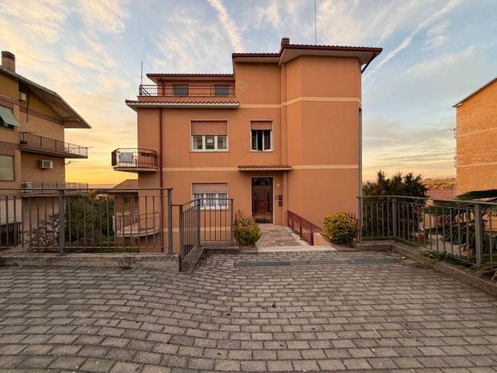 Appartamento quadrilocale in vendita in Viale Giugno, Centro, Magliano Sabina