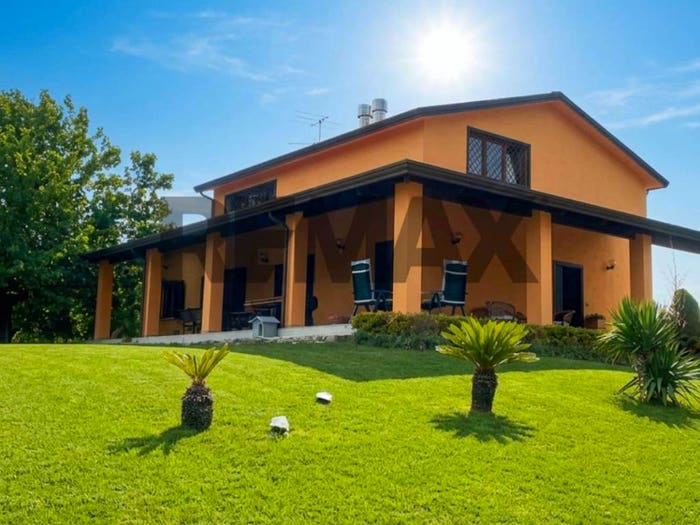 Casa con 6 locali in vendita in via Nuticci, Liberi