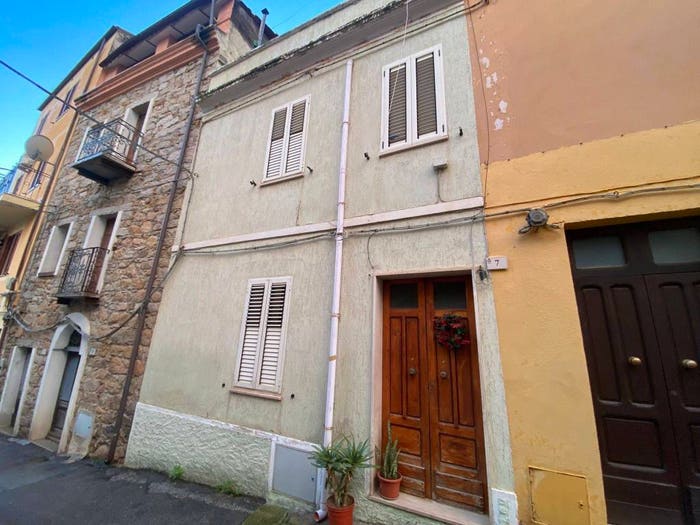 Casa con 6 locali in vendita in Via Funtana Inzas, Berchidda