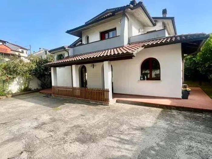 Casa con 6 locali in vendita in Via Arrigo Boito, MontecatiniTerme
