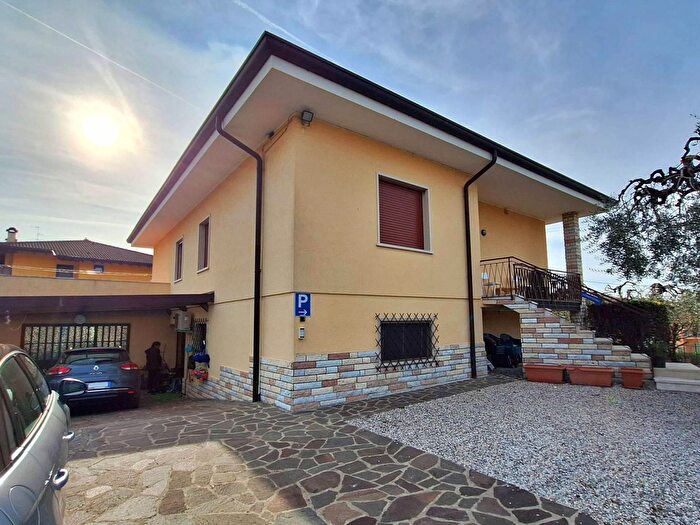 Casa con 6 locali in vendita in Via Albara, Lazise