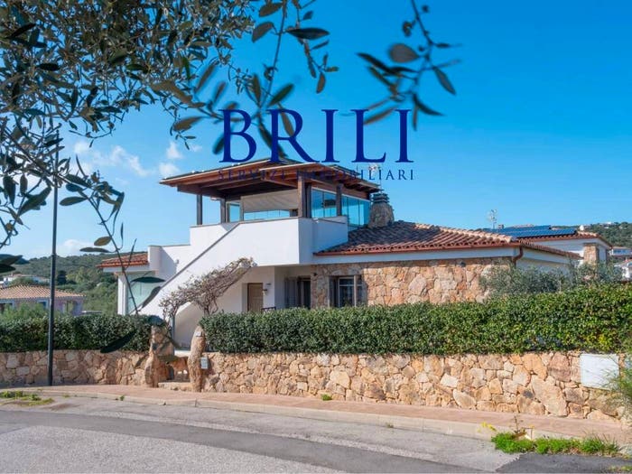 Casa con 6 locali in vendita in Via del Faro, Pittulongu, Olbia