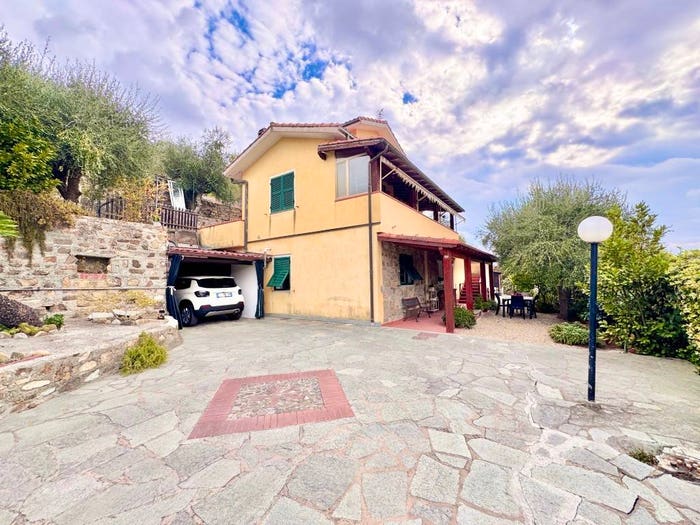 Casa quadrilocale in vendita in Via Carlo Alberto Dalla Chiesa, Piani Torrazza, Imperia