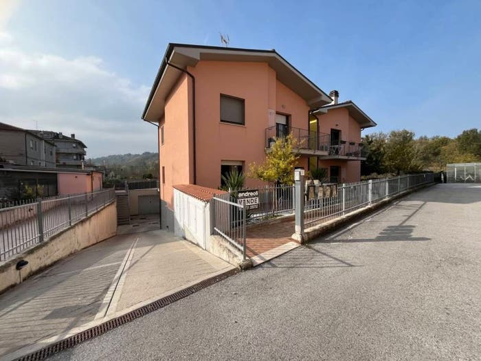 Appartamento con 5 locali in vendita in Contrada Maccallé, Castelbellino