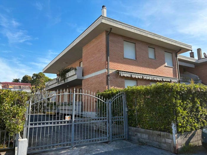 Appartamento quadrilocale in vendita in Via Arno, Marina di Massa Centro, Massa