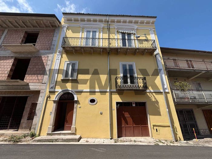 Casa con 6 locali in vendita in Corso Vittorio Emanuele Terzo, Centro, Pietradefusi