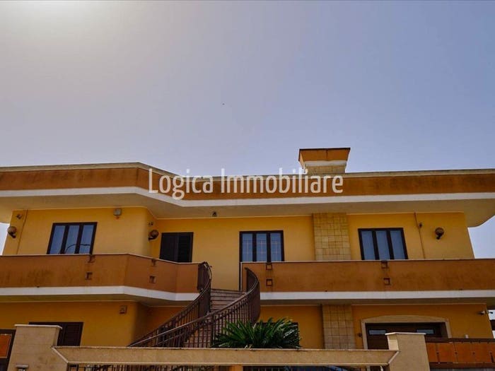 Appartamento con 6 locali in vendita in Via Pasquale Leone, Salice Salentino