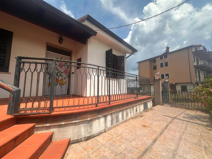 Casa quadrilocale in vendita in Via Santa Sofia Vico, Teana