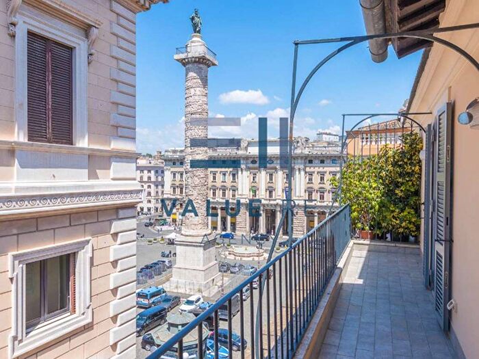 Casa trilocale in vendita in via della Colonna Antonina, Pantheon, Roma