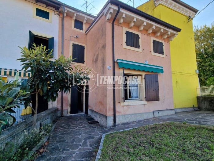 Casa quadrilocale in vendita in Via Preosole, Sandrà, Castelnuovo del Garda