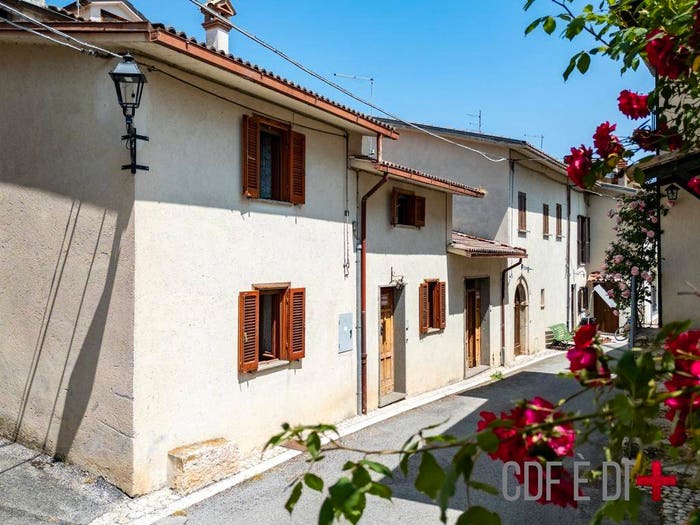 Appartamento con 5 locali in vendita in Piazza dei Sei, Ruscio, Monteleone di Spoleto