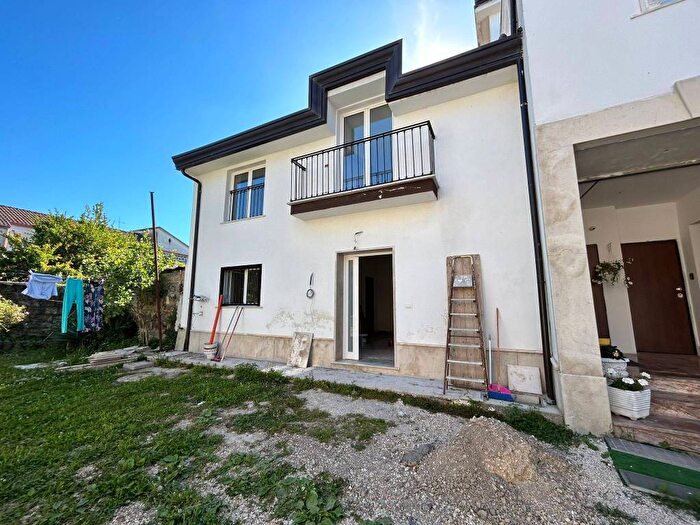 Appartamento trilocale in vendita in Via Sant'Erasmo, Casertavecchia Casola, Caserta