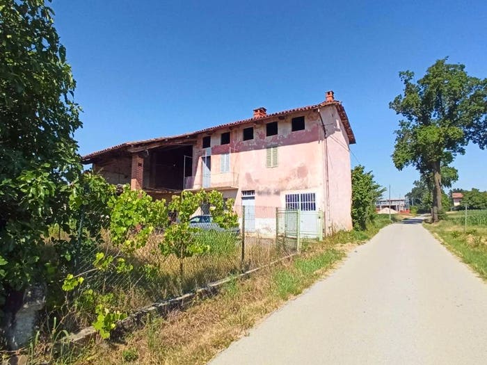 Casa con 6 locali in vendita in Strada Cagnalupa, Carrù