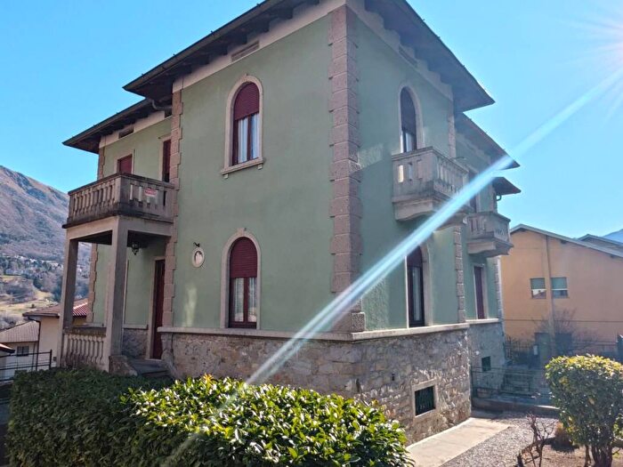 Casa con 6 locali in vendita in via Roma, Pasturo