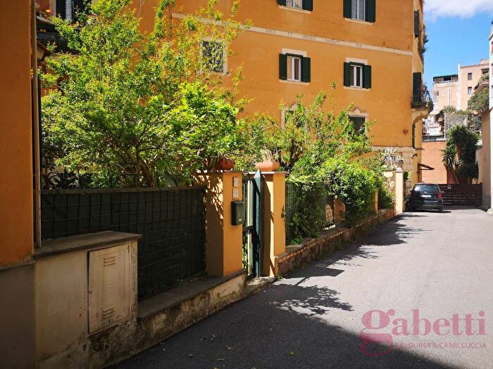 Appartamento trilocale in vendita in Via Tertulliano, Balduina, Roma
