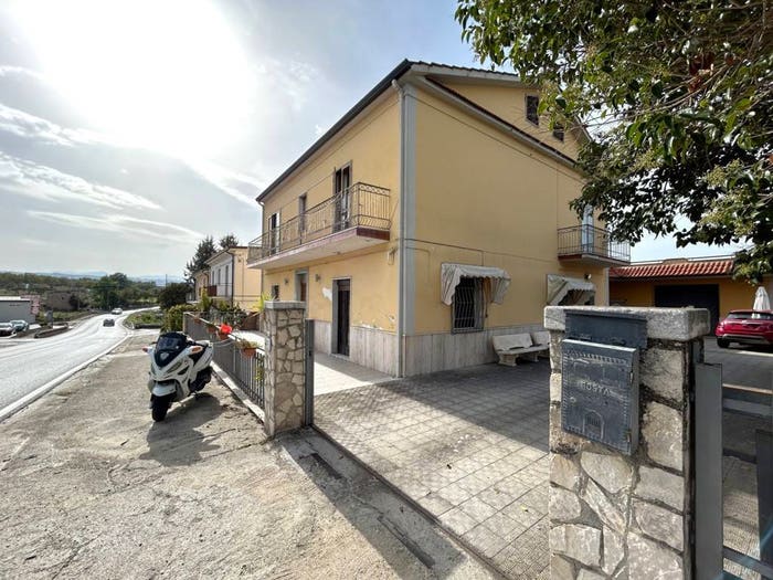 Casa con 6 locali in vendita in Strada Statale delle Puglie, Mirabella Eclano