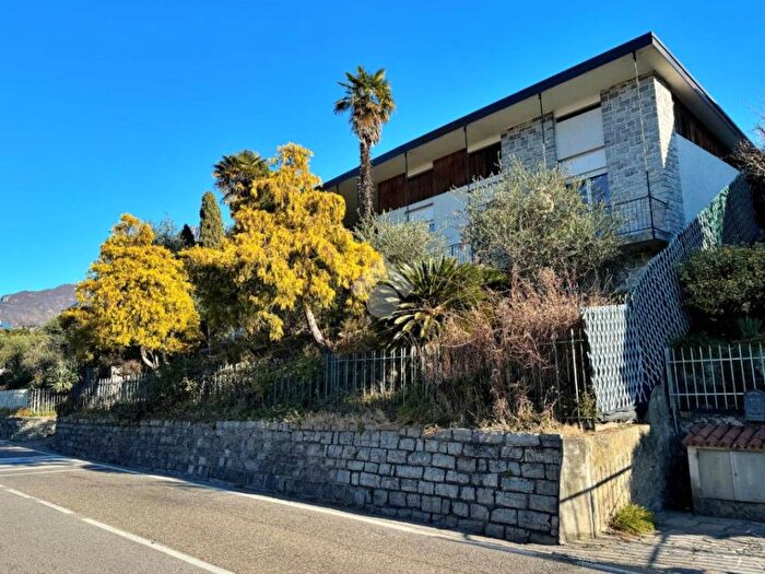 Casa quadrilocale in vendita in Via Statale, Centro, Mandello del Lario