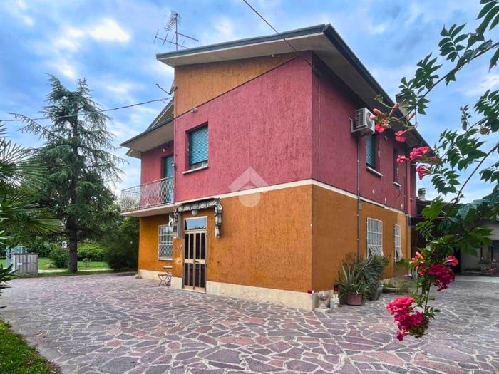 Casa con 6 locali in vendita in Via Canale, Frazioni di Molinella, Molinella