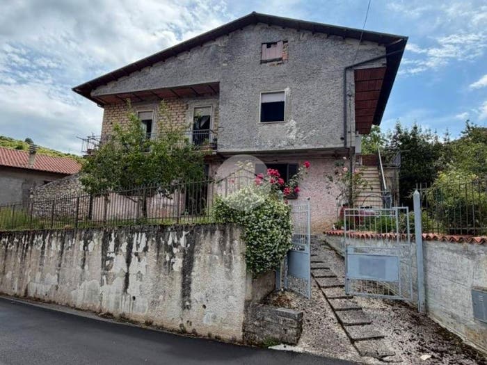 Casa trilocale in vendita in Via Alcide de Gasperi, Roiate