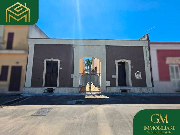 Casa con 6 locali in vendita in Via Francesco Crispi, Collepasso