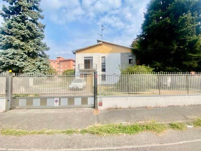 Casa con 6 locali in vendita in Viale Lombardia, Rescaldina