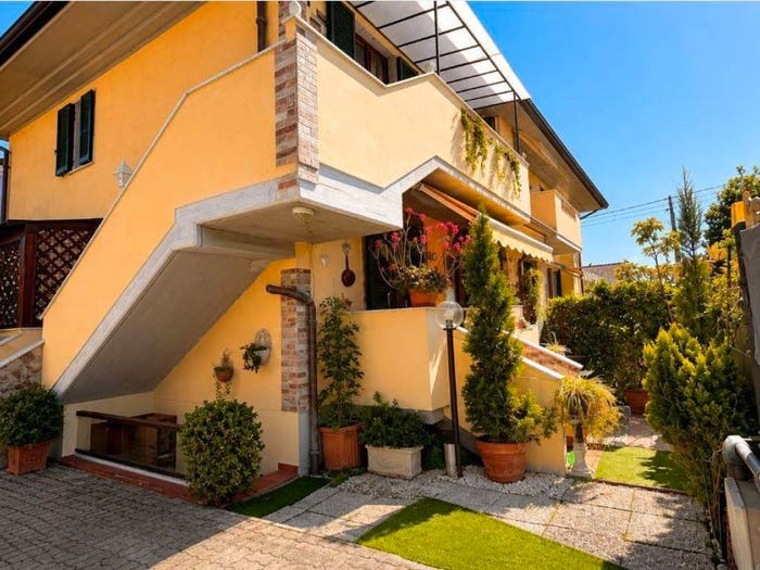 Casa con 6 locali in vendita in Ronchi Poveromo, Massa