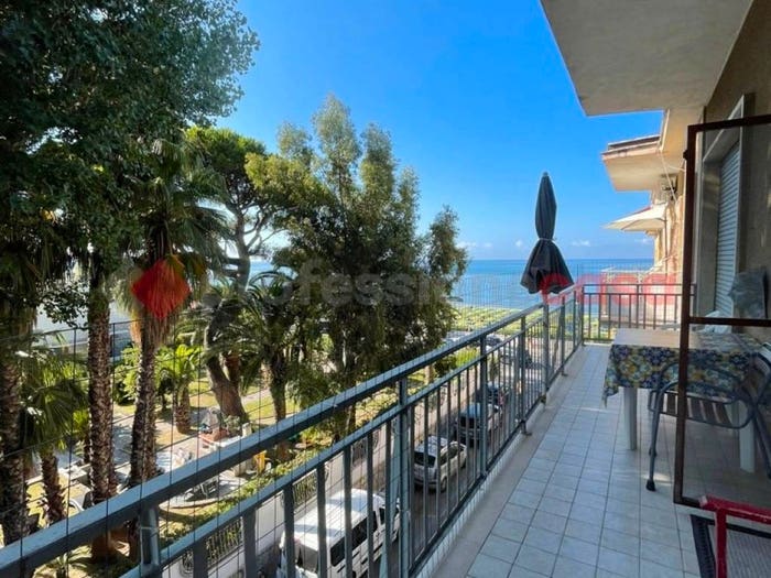 Appartamento con 5 locali in vendita in VIA CAPOLINO, Centro, Minturno