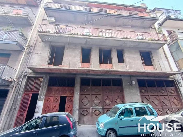 Casa con 6 locali in vendita in Via Terni, Paternò