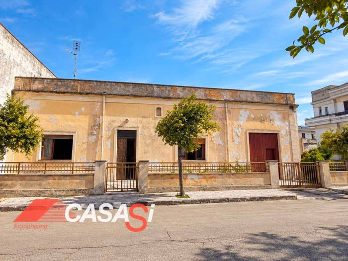 Casa con 6 locali in vendita in Giurdignano