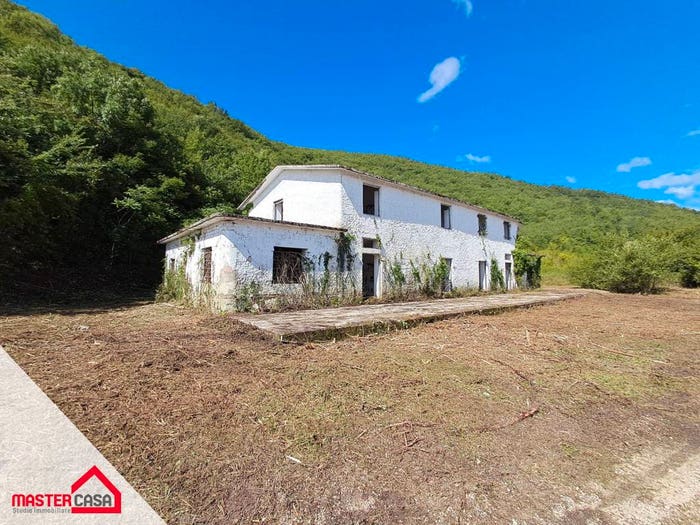 Casa con 6 locali in vendita in Castelliri